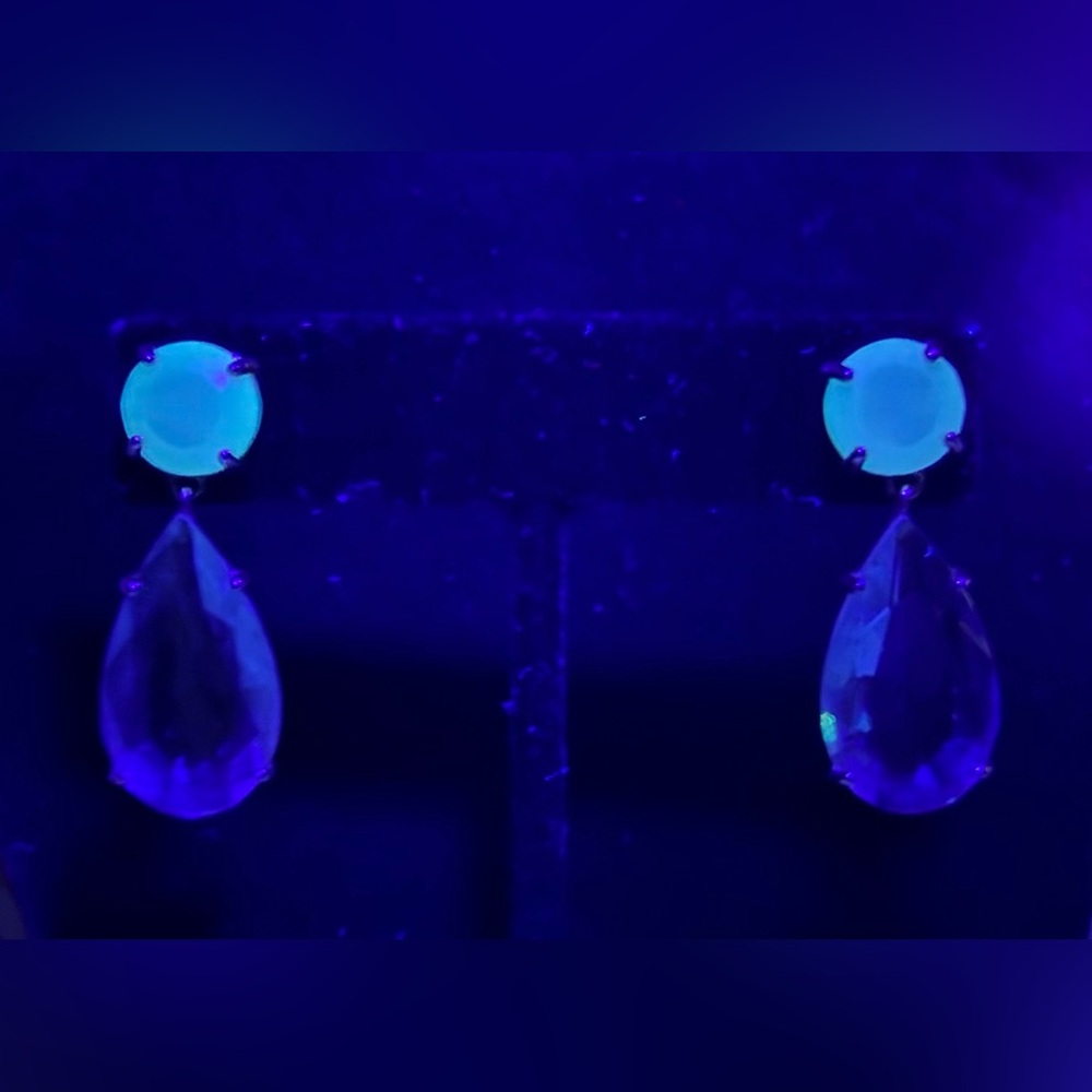 Vintage Lucite Drop Earrings UV Reactive. - Picture 6 of 9